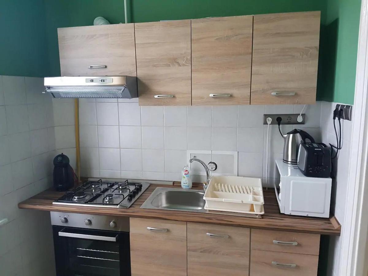 Stylish Historic Flat For 4 In Heart Of Oldbuda Budapesta