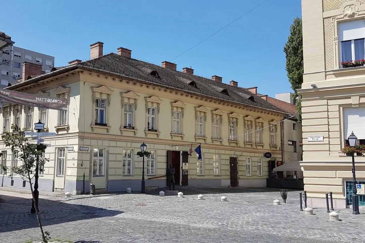 Apartment Stylish Historic Flat For 4 In Heart Of Oldbuda Budapest